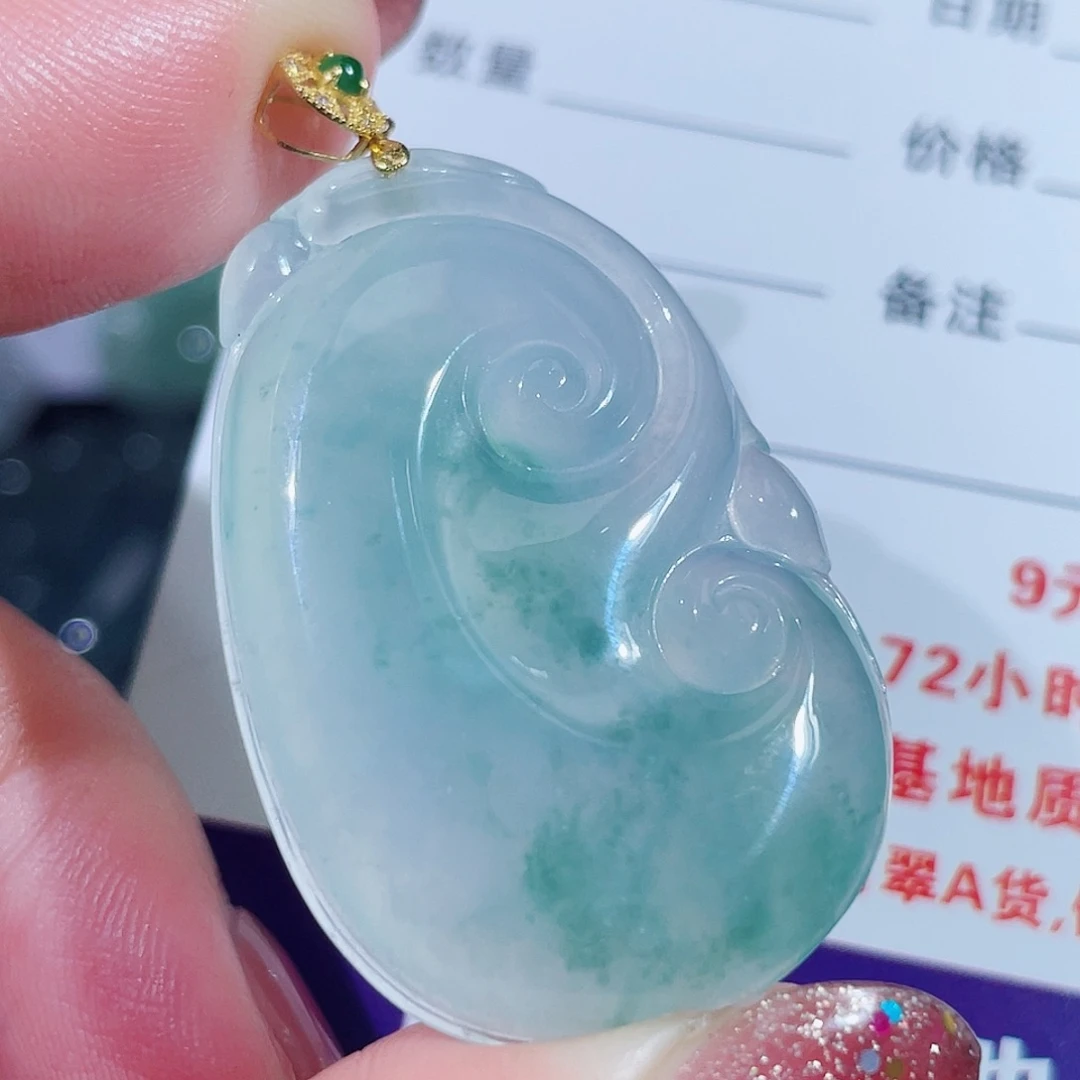 翡翠18K金镶嵌颈饰如意