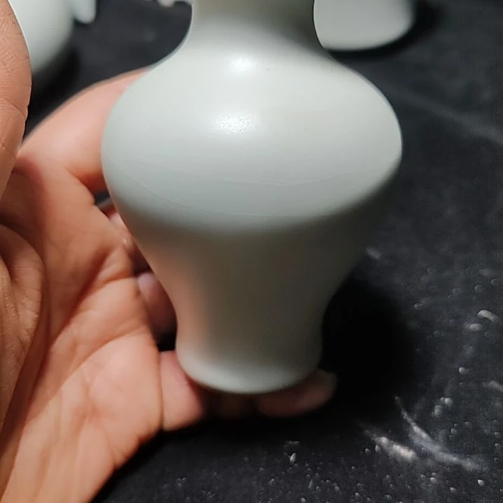 官瓷天青釉小花瓶