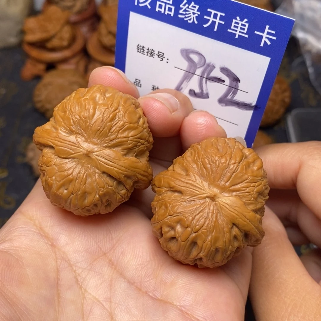 文玩核桃把件元宝38。 952