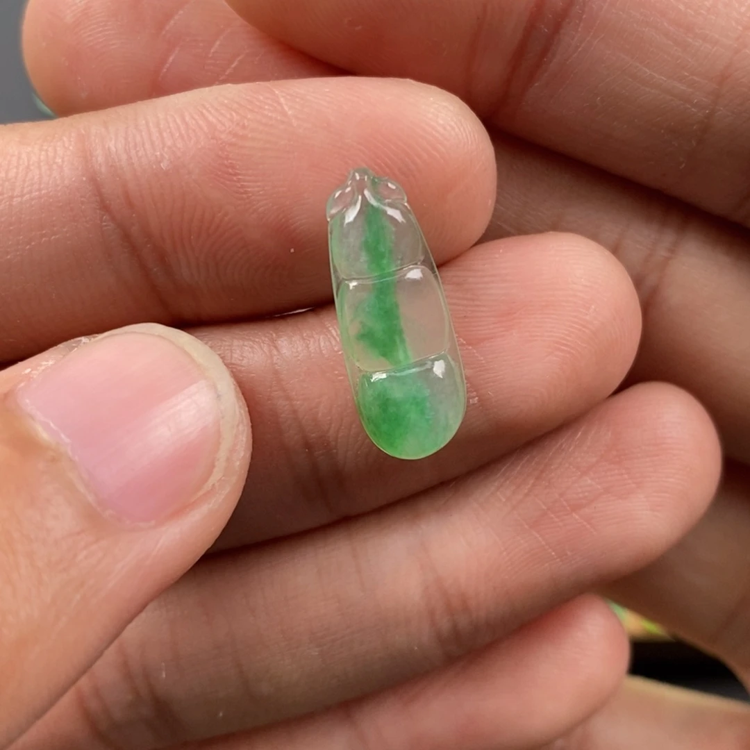 翡翠耳饰未镶嵌翡翠