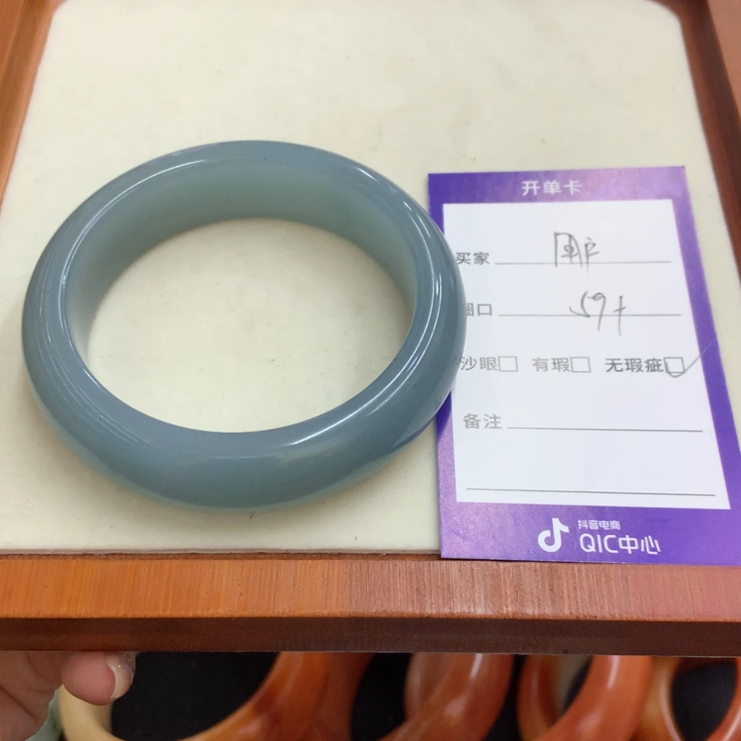 用***1石英质玉未镶嵌手镯