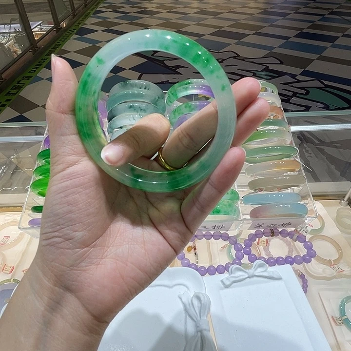 翡翠手镯未镶嵌翡翠手镯