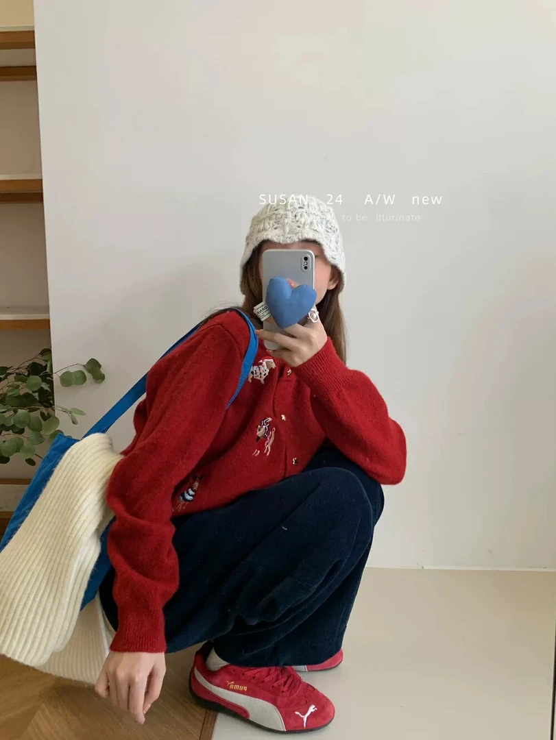 루루가−  （新年快乐）韩国东大门韩系风软糯羊毛刺绣开衫女冬新毛衣