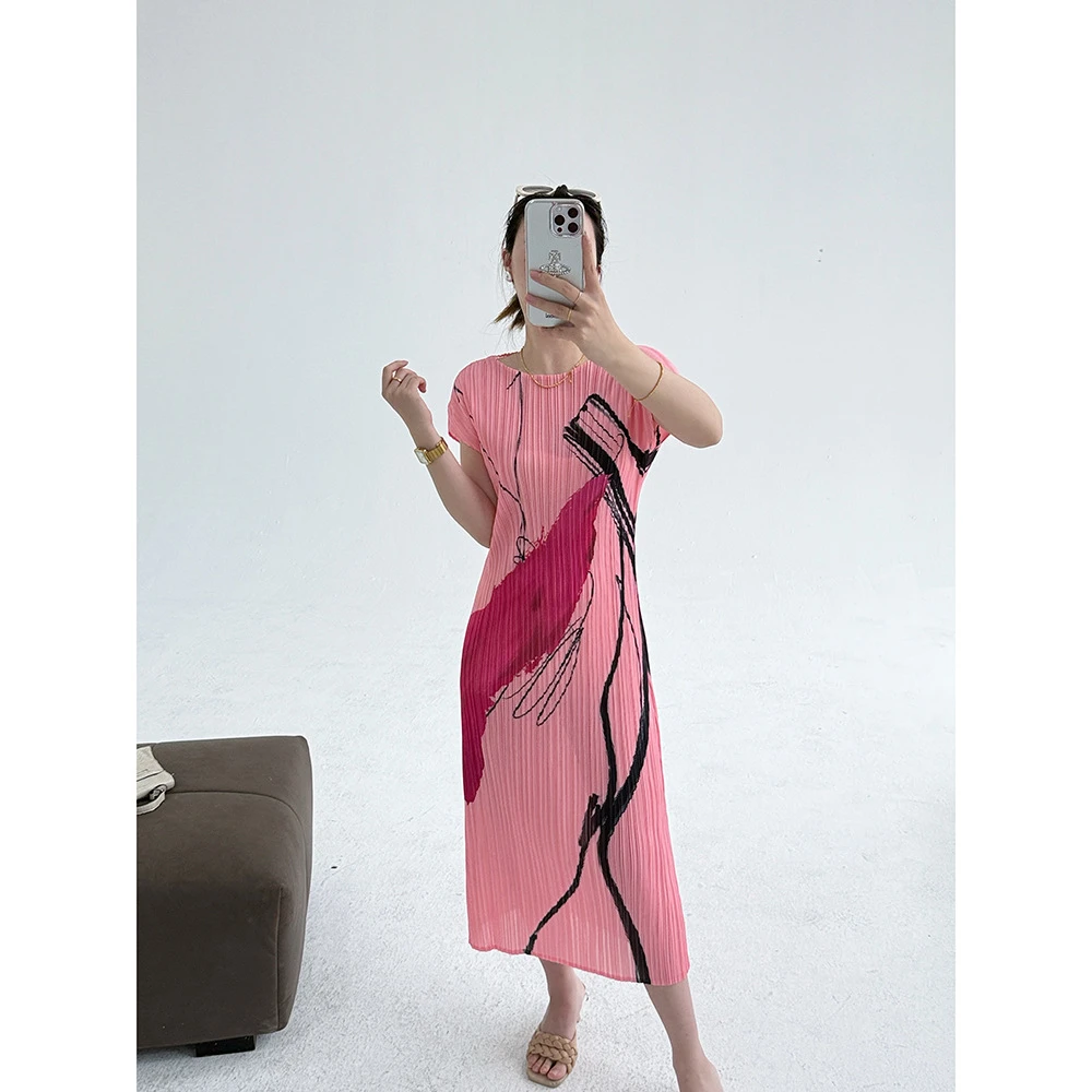 三宅依褶皱2025新款设计感印花圆领修身连衣裙女气质优雅显瘦