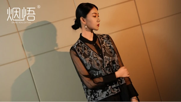 烟悟墨黑刺绣两件套上衣