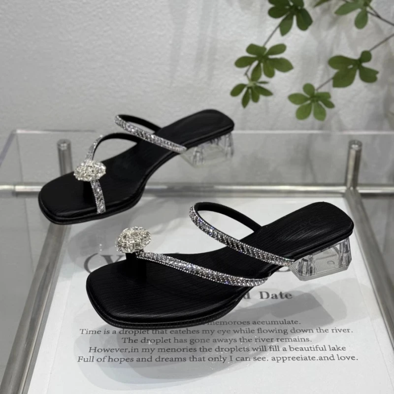 网红爆款水钻粗跟凉拖鞋女外穿2025新款仙女风鸽子蛋夹趾罗马凉鞋