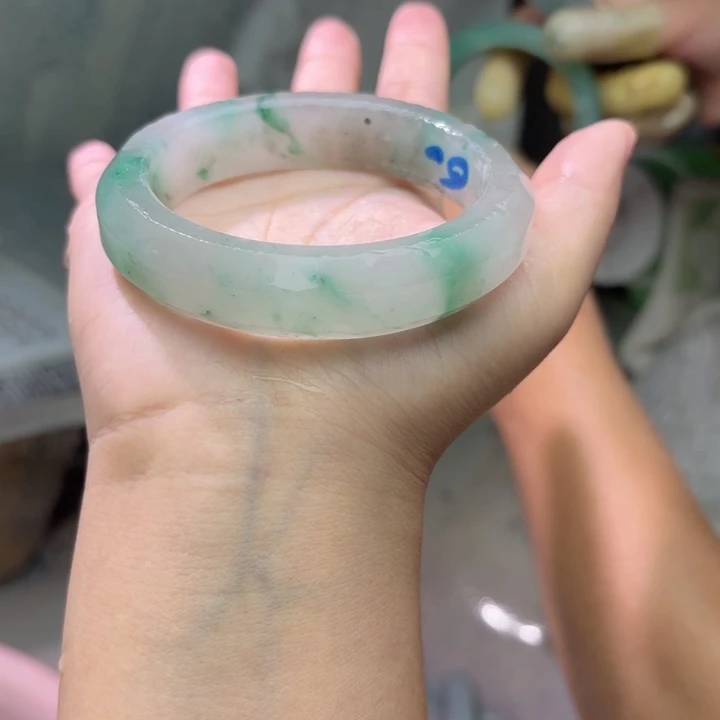 山***姐石英质玉（非洲翠）未镶嵌手镯定制