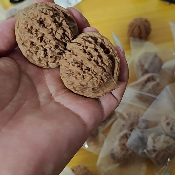 文玩核桃把件41左右满天星狮子头，编号00046，配对如图