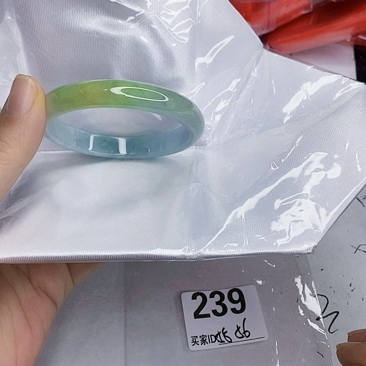 翡翠未镶嵌手镯一图一物实物为准（微瑕处理）