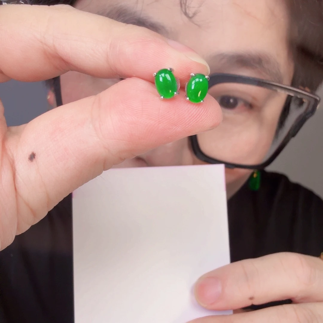翡翠未镶嵌颈饰一对