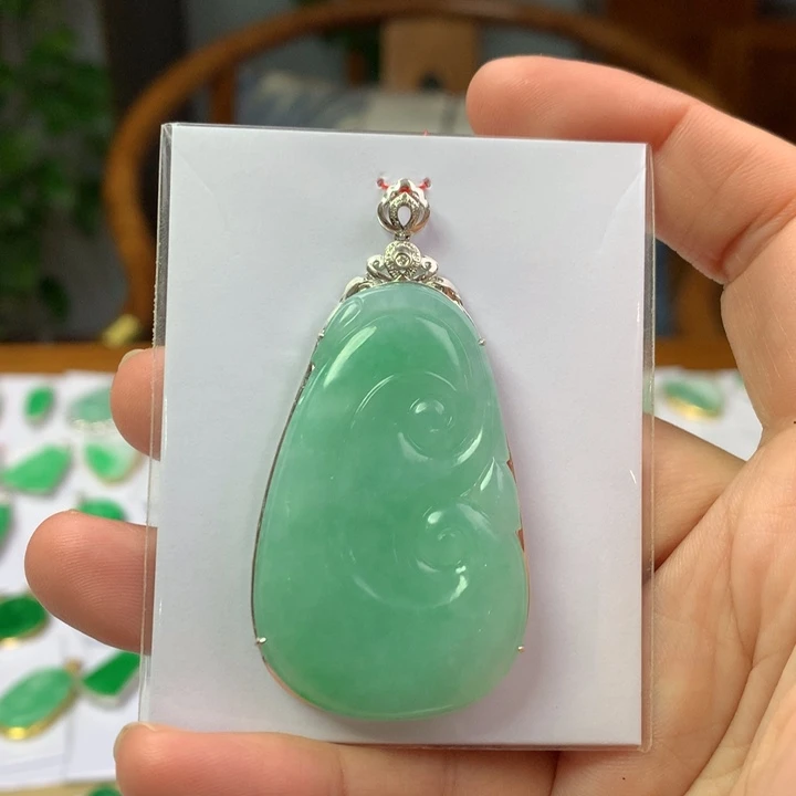 翡翠18K金镶嵌颈饰翡翠吊坠