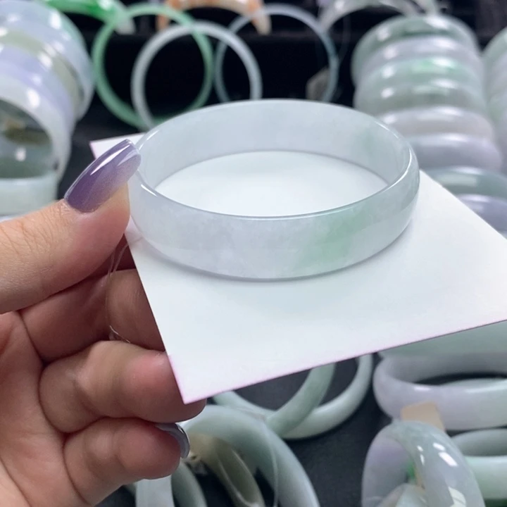 翡翠未镶嵌手镯公主