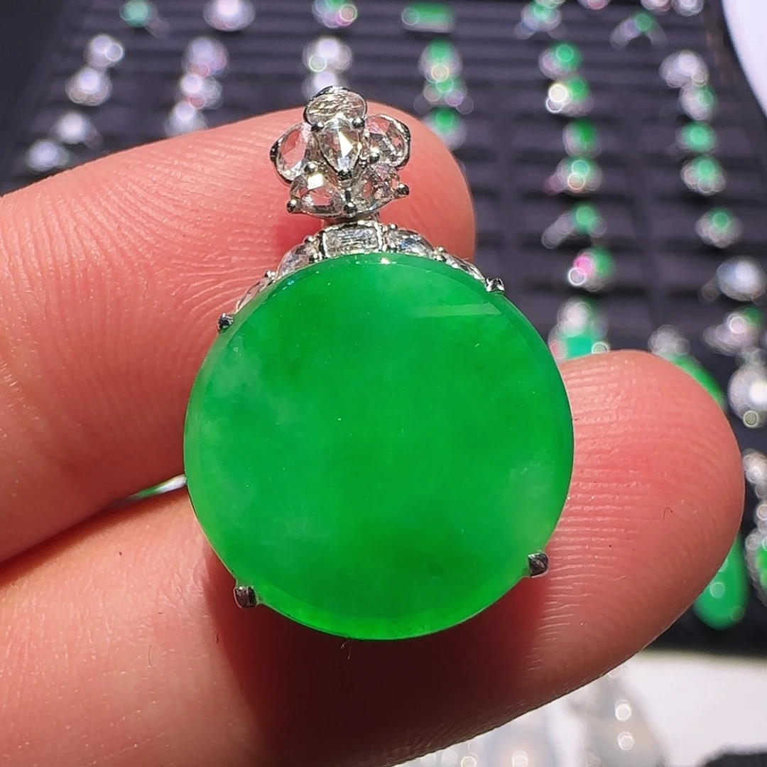 翡翠18K金镶嵌颈饰吊坠