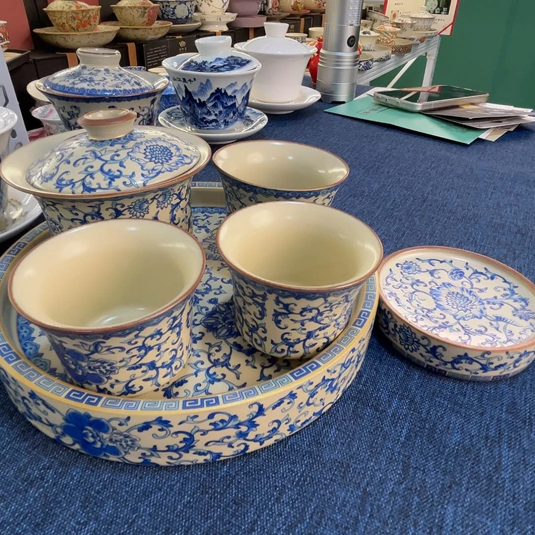 这些盖碗很漂亮！！