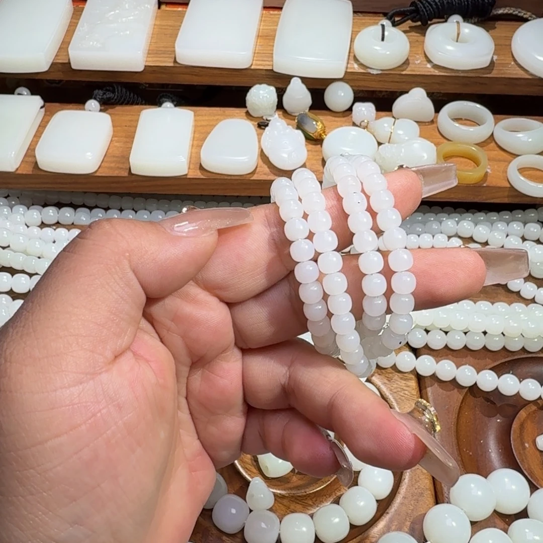 白***马和田玉未镶嵌颈饰