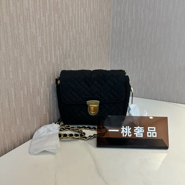 95新 Prada/普拉达 一桃/普拉达 黑金尼龙方胖子斜挎