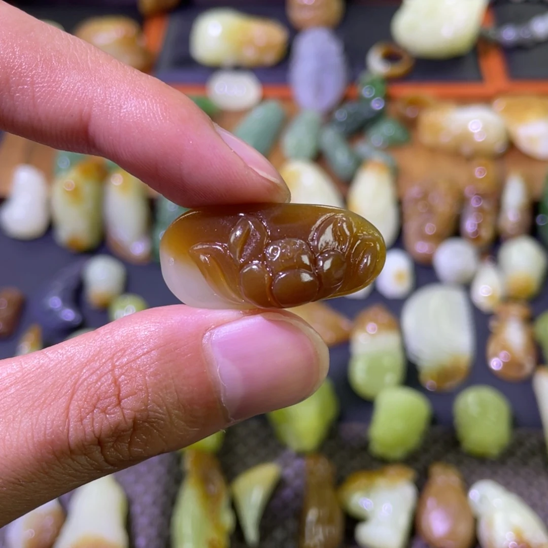 和田玉未镶嵌颈饰红糖白莲花手牌