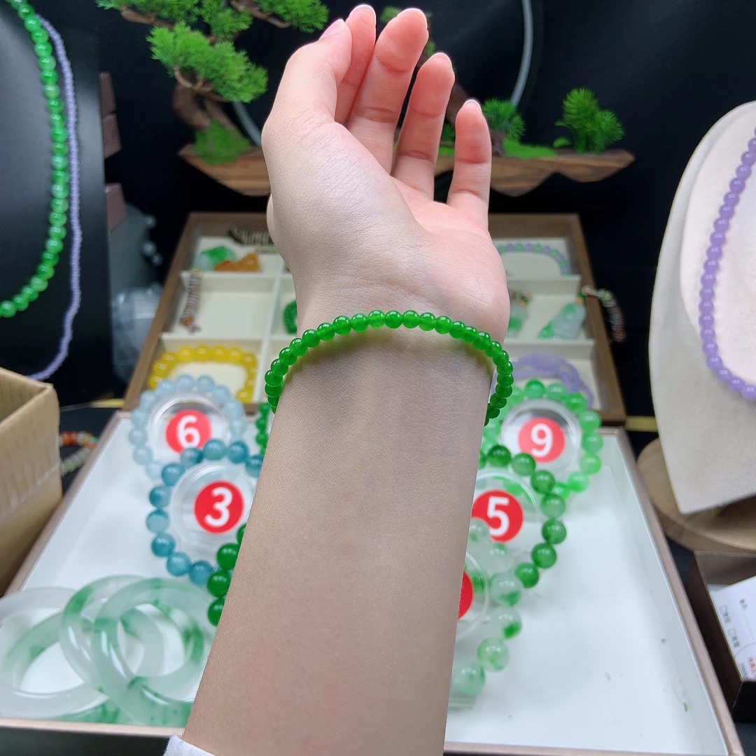 卡4mm左右天然绿珠珠手链（单圈）