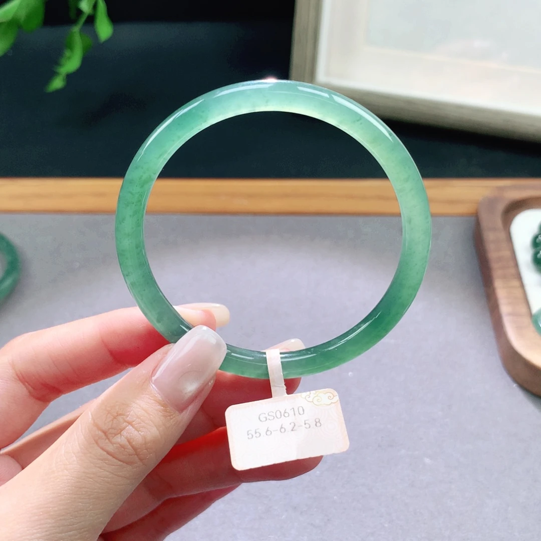 翡翠手镯未镶嵌天然翡翠