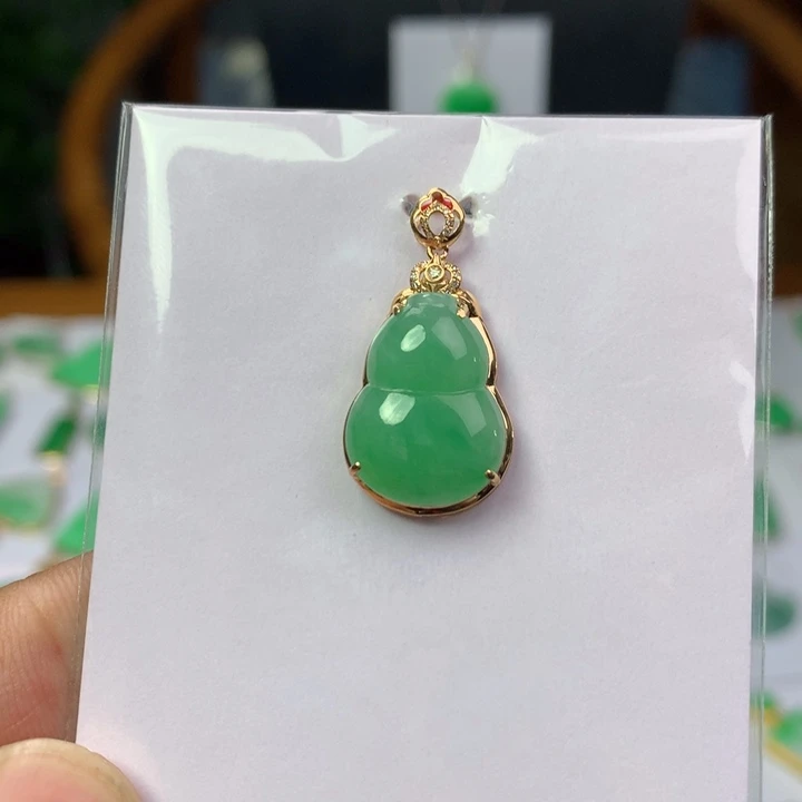 翡翠18K金镶嵌颈饰