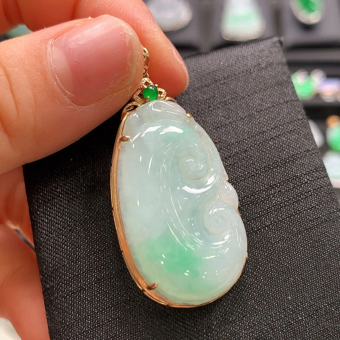 翡翠18K金镶嵌颈饰如意