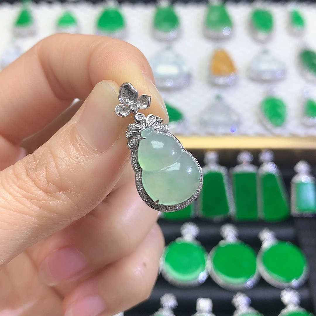 颈饰18K金镶嵌翡翠吊坠