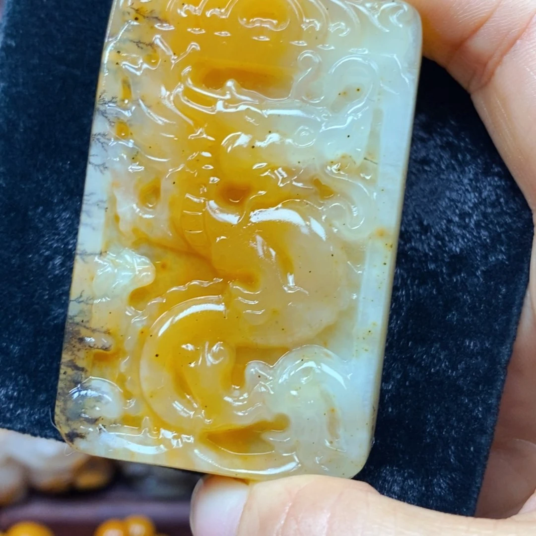 未镶嵌石英质玉（黄龙玉）颈饰
