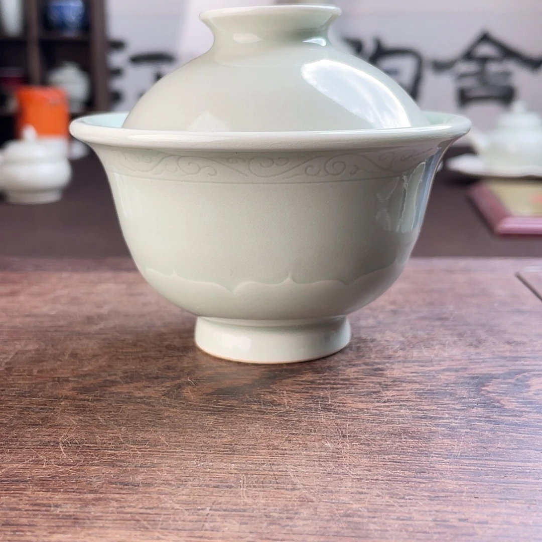青釉微瑕刻花纹饰压手盖碗