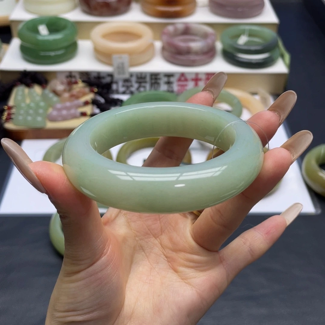 未镶嵌手镯石英质玉思**思