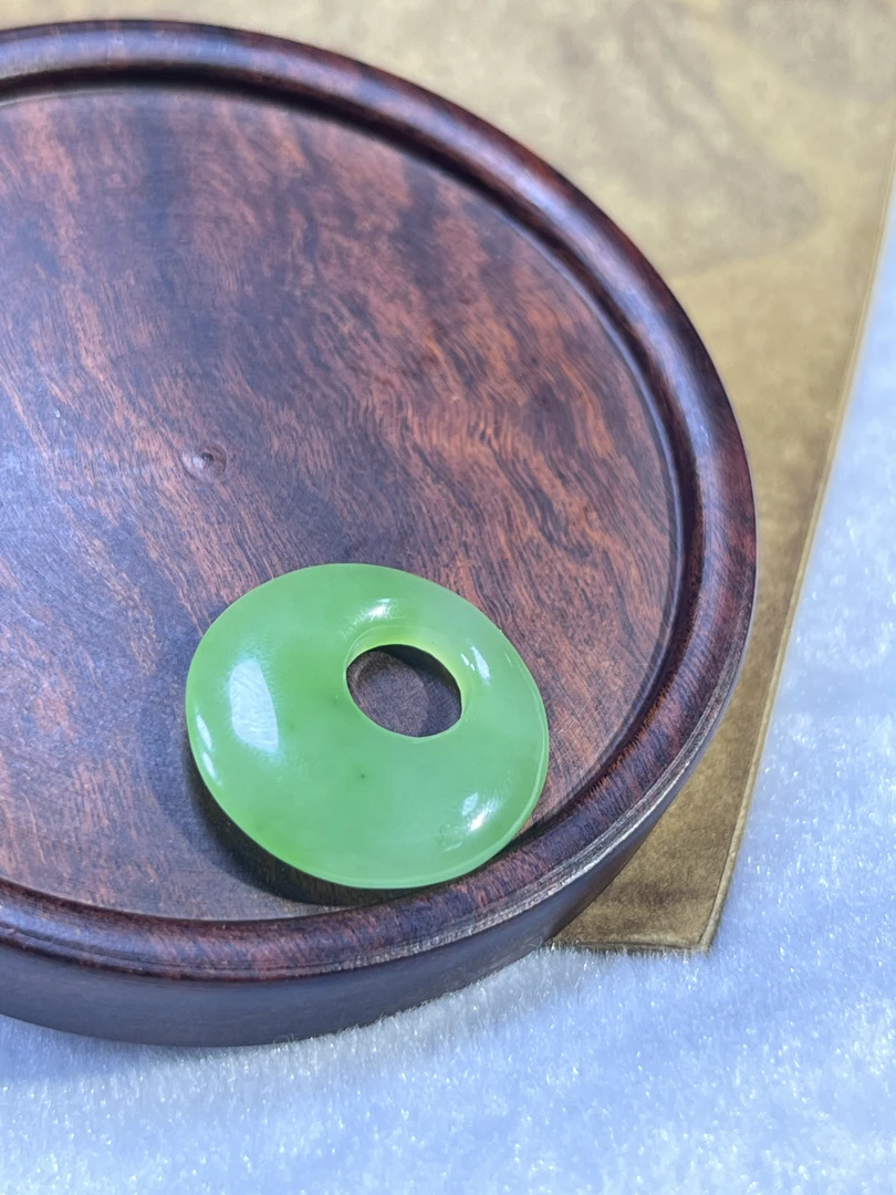 【九哥珠宝LG004】和田玉碧玉苹果绿偏心扣公主扣吊坠 多样性发一件