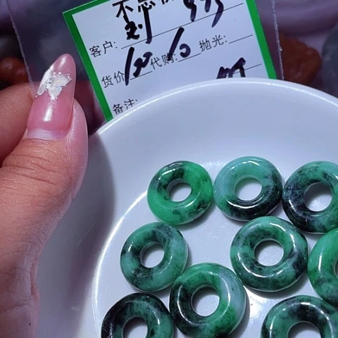 刘***全翡翠未镶嵌颈饰缅甸