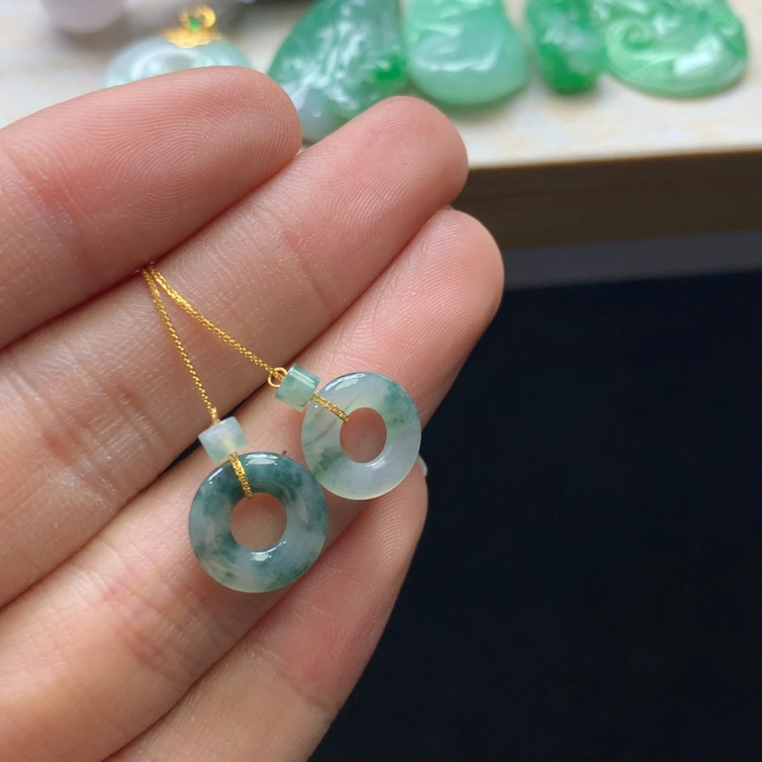 翡翠18K金镶嵌颈饰吊坠