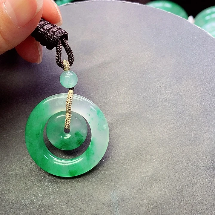 颈饰未镶嵌石英质玉