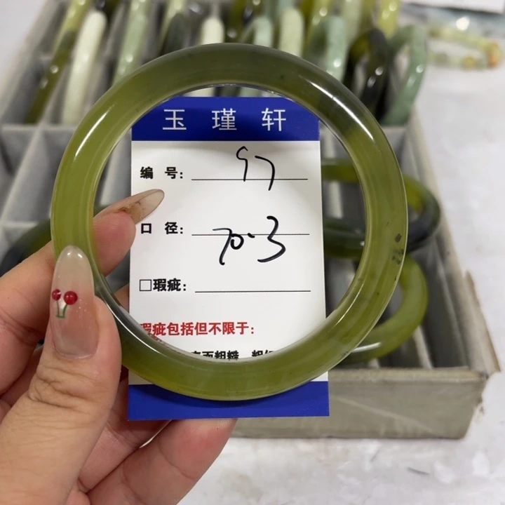 妍***i蛇纹石玉未镶嵌手镯