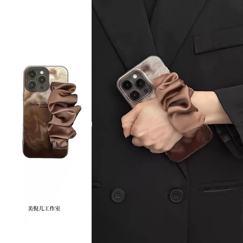 渐变咖啡棕丝巾腕带适用iphone16pro手机壳17/14plus斜挎15/12/13