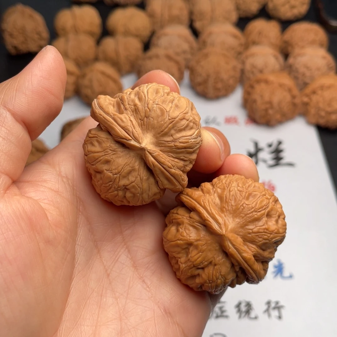 文玩核桃吊坠601。40元宝有黄