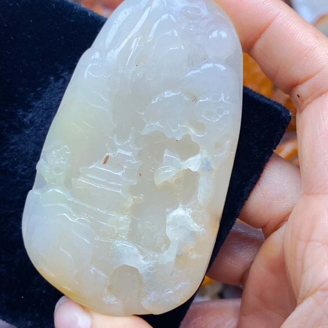 未镶嵌石英质玉（黄龙玉）颈饰