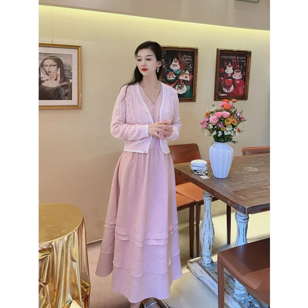 GIRDEAR/哥弟【桃漫菲菲】V领无袖简约百搭蓬蓬裙摆背心裙150027