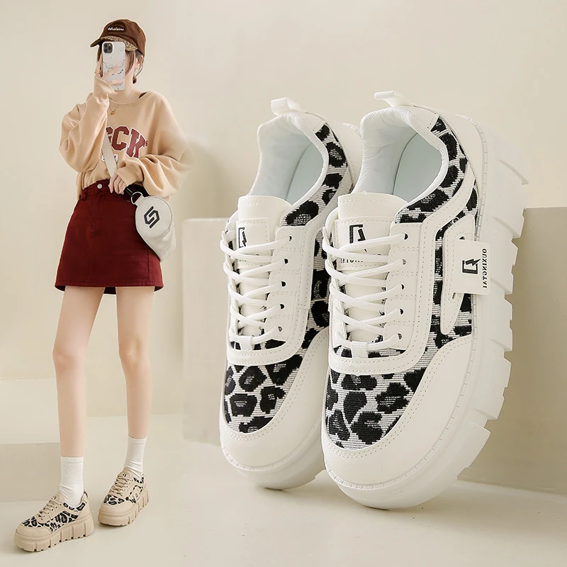 小白鞋女2025春季厚底休闲板鞋女增高运动鞋系带学生鞋时尚豹纹