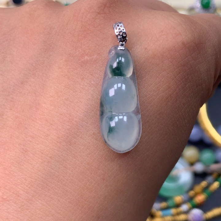 翡翠18K金镶嵌颈饰福豆