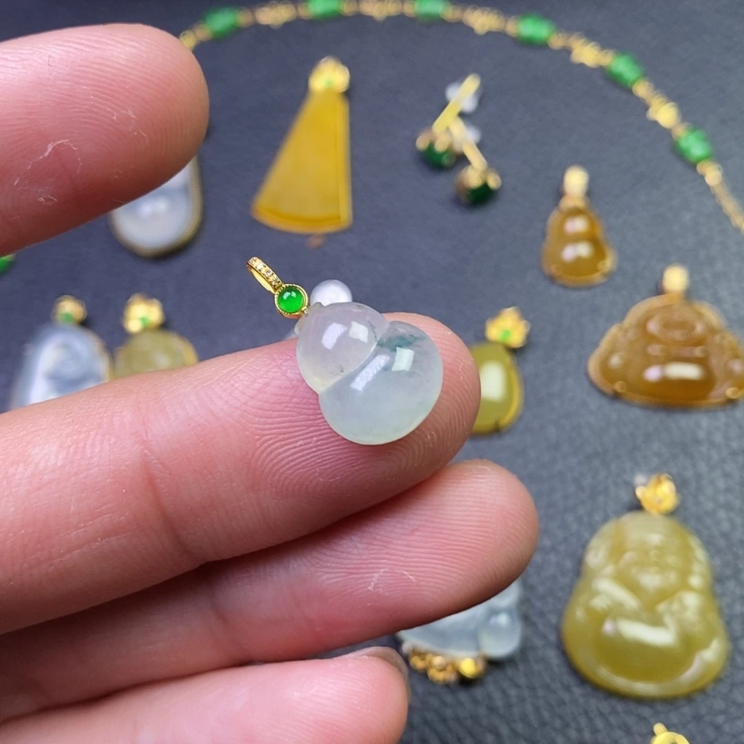 颈饰18K金镶嵌翡翠