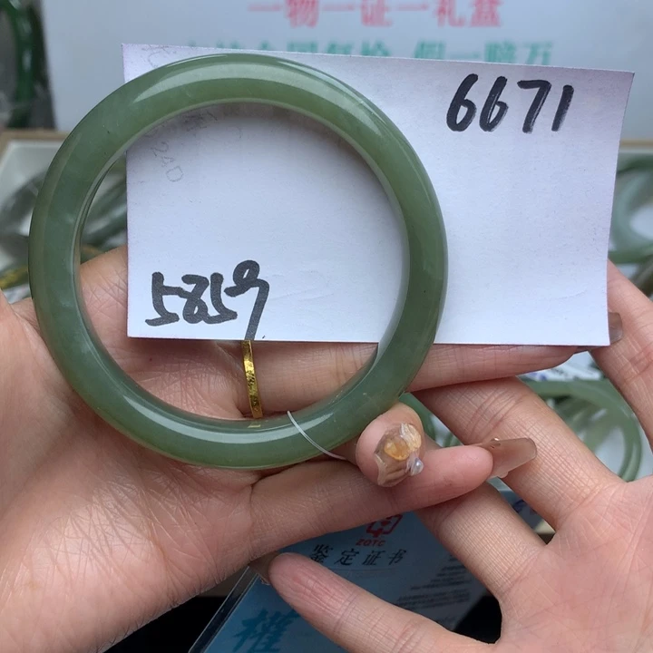 和田玉手镯未镶嵌