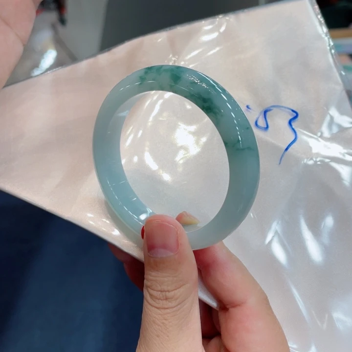 翡翠手镯未镶嵌手镯