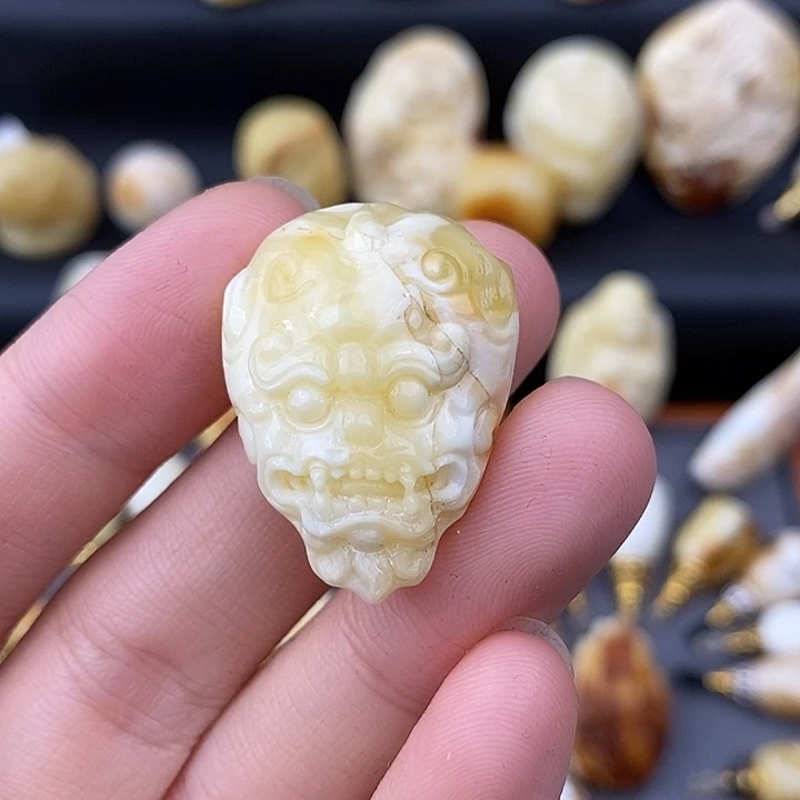 琥珀未镶嵌裸石兽面吊坠微瑕