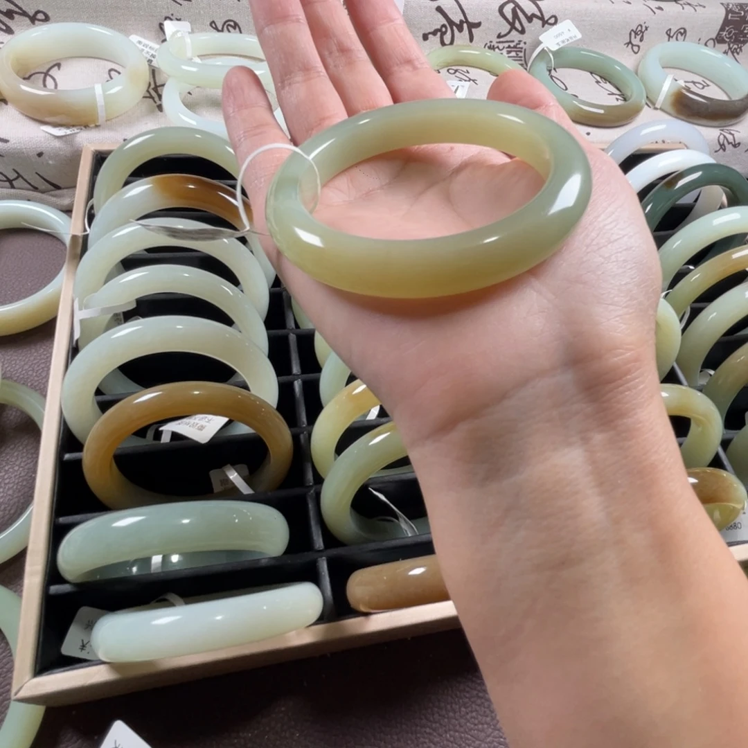 和田玉未镶嵌手镯