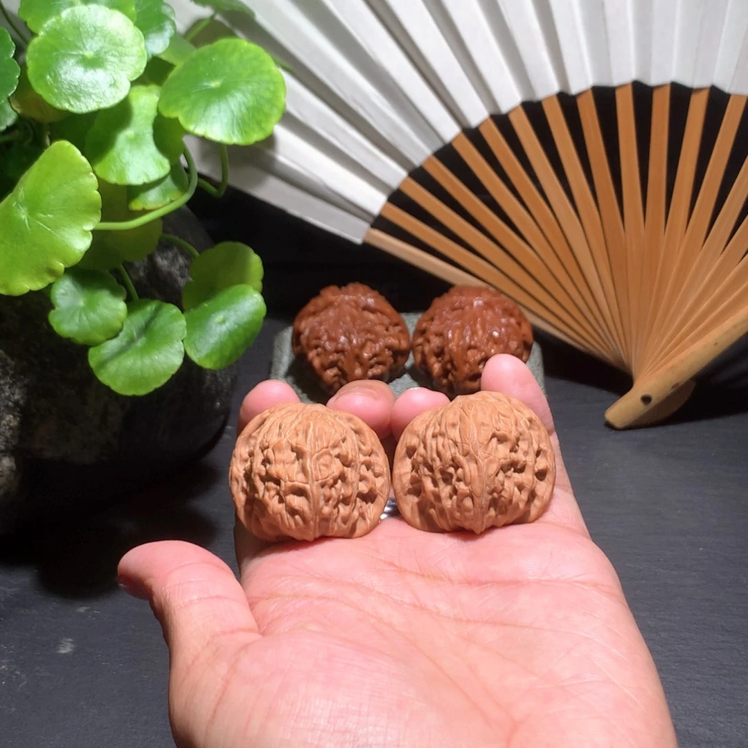 文玩核桃吊坠鱼的红皮磨盘052708