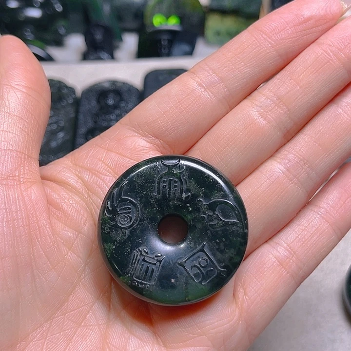 曼***华蛇纹石玉未镶嵌颈饰