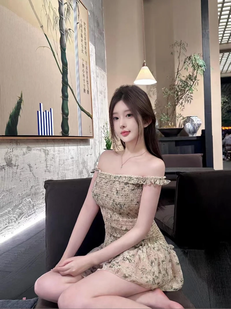 纯欲风质一字肩碎花抹胸褶皱连衣裙女夏季设计性感小个子修身短裙