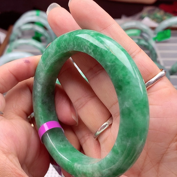 翡翠手镯未镶嵌翡翠