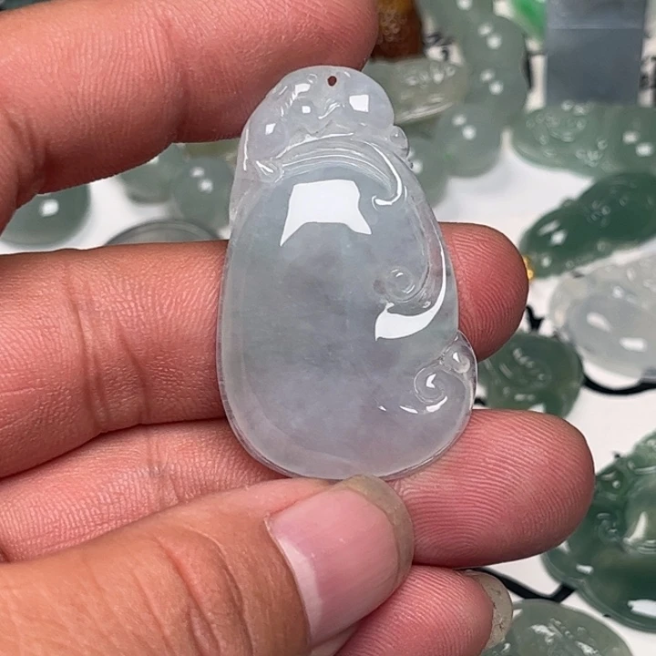 七****翡翠未镶嵌颈饰如意